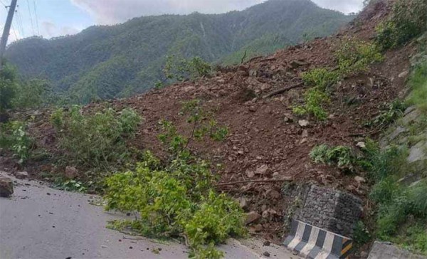 पहिरोमा परेका दुवै बस त्रिशूली नदीमा खसेको आशंका