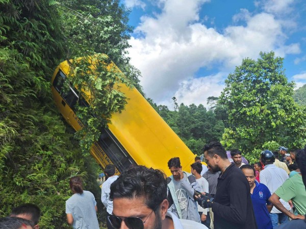 पोखरामा स्कुल बस दुर्घटनामा परी आमाछोराको मृत्यु  २८ जनाकाे उपचार हुँदै