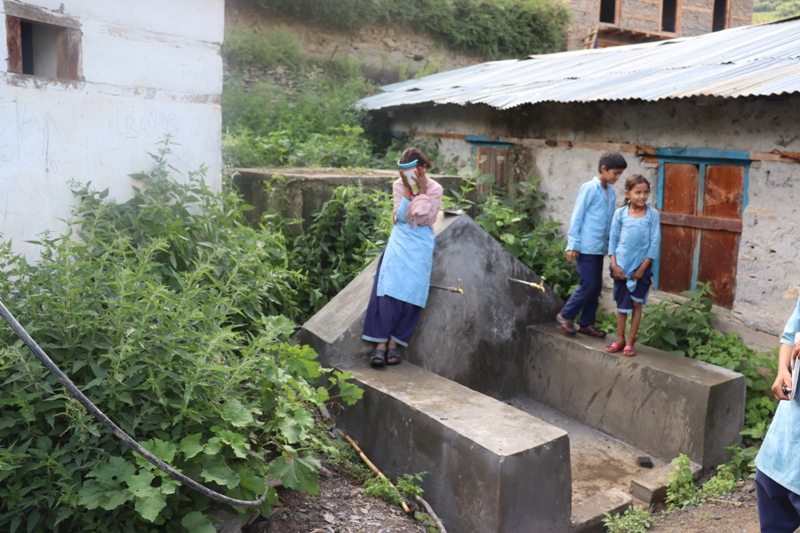 विद्यालयमा शौचालयको अभाव हुँदा विद्यार्थी जंगल र खेतबारी धाउँछन् 