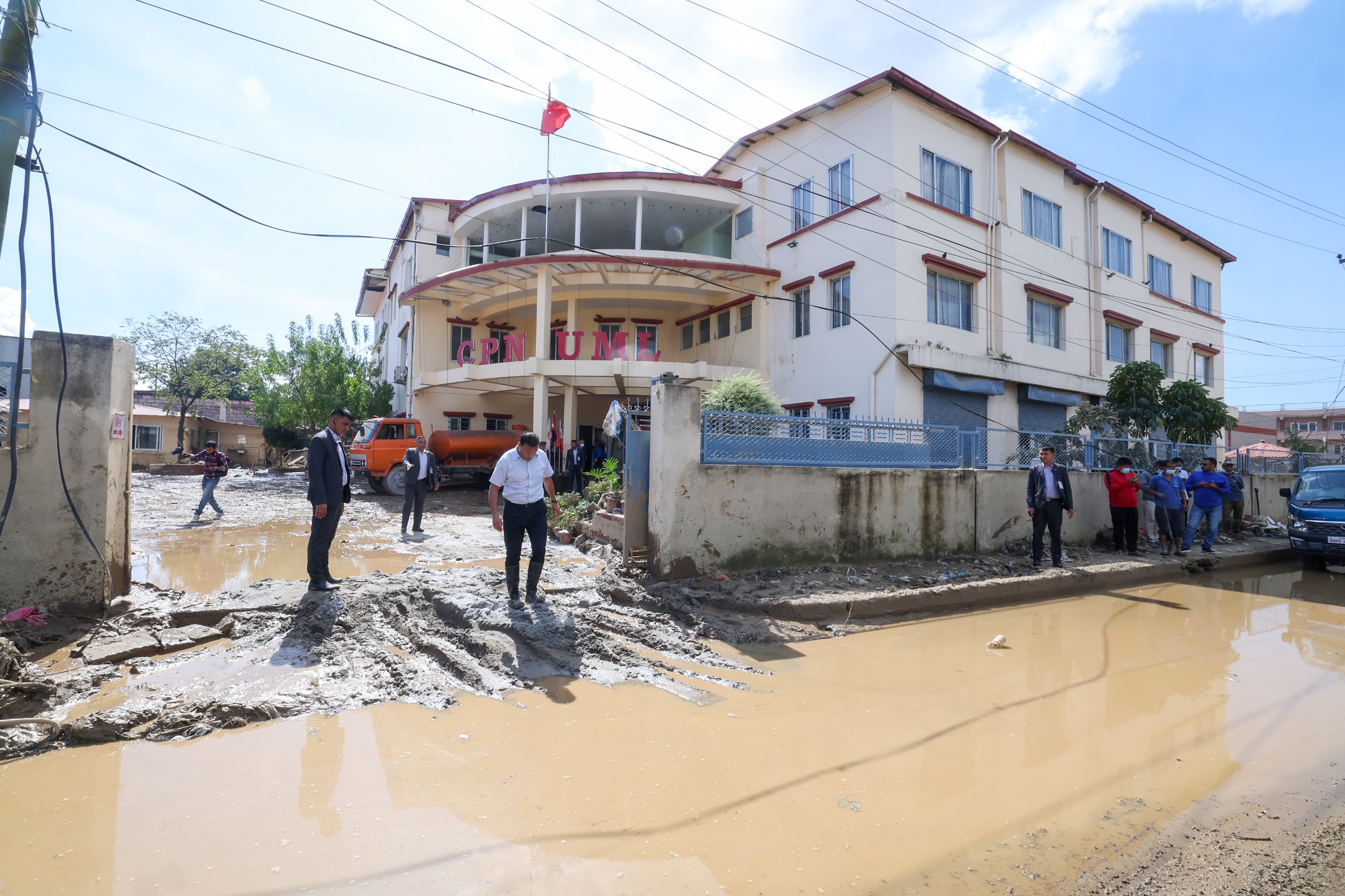 डुबान र हिलाम्मे पार्टी कार्यालयको अवलोकनमा पुगे प्रधानमन्त्री 