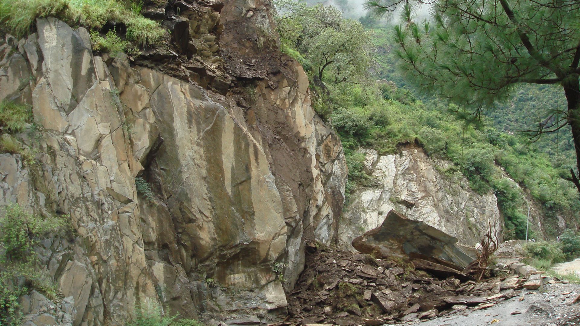 अवरुद्ध राजमार्ग र सडकहरु पूर्ण रुपमा संचालनमा आउन समय लाग्ने