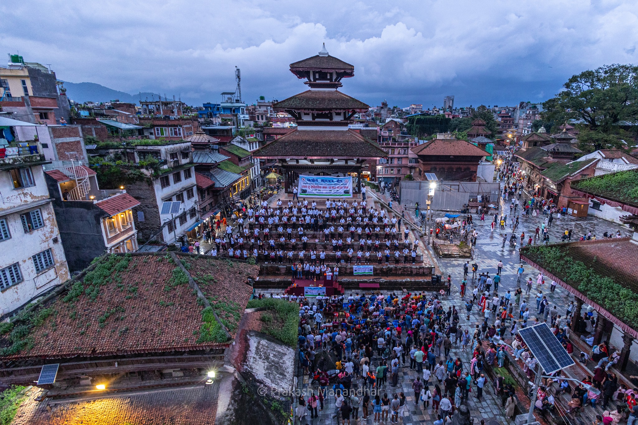 कलाकारहरुले एकै पटक, एउटै चालमा सयौं बाजा बजाए