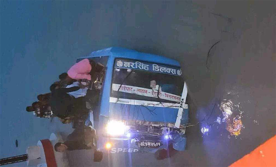 सप्तकोशीमा खसेको बसमा सवार सबैको उद्धार