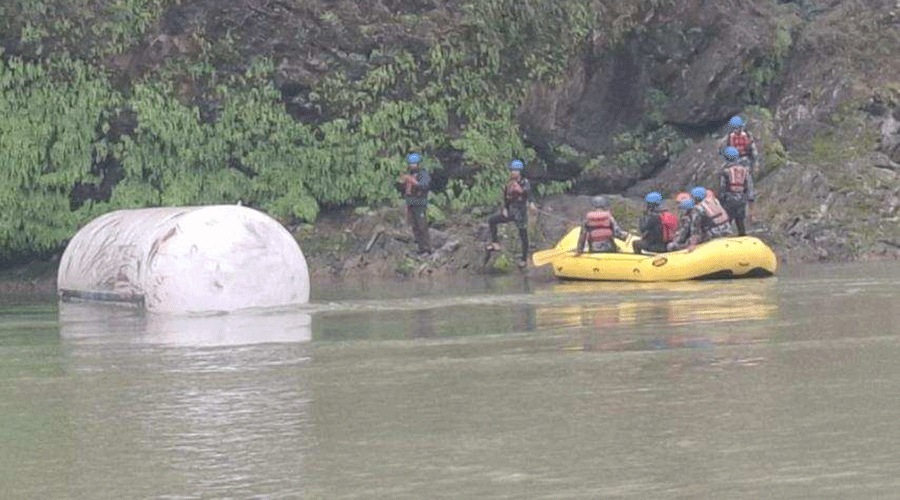 धादिङ दुर्घटनामा चालक र सहचालक खाेज्न गाेताखाेर परीचालन