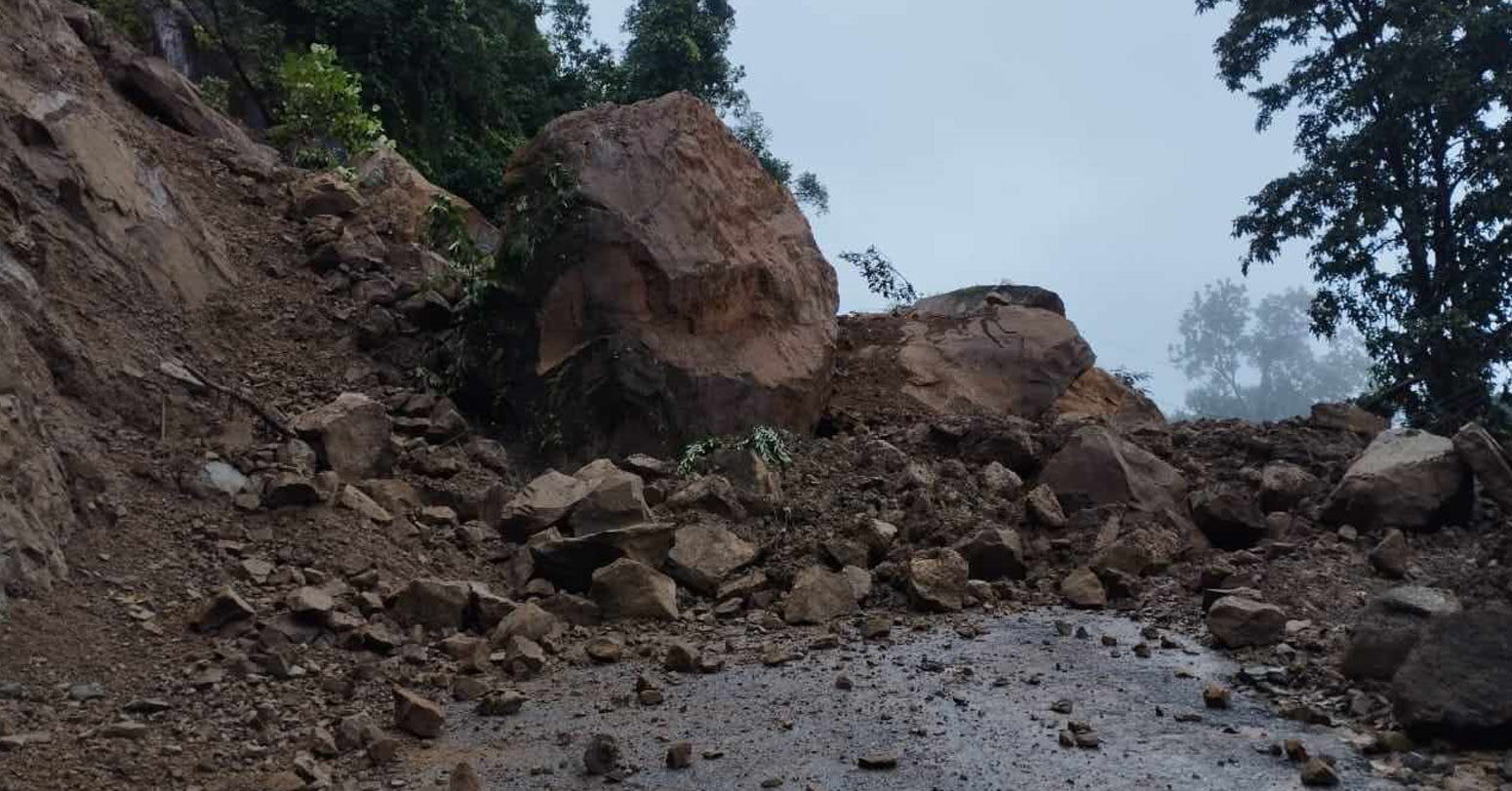 सुक्खा पहिरो गएपछि सिद्धिचरण राजमार्ग अवरुद्ध